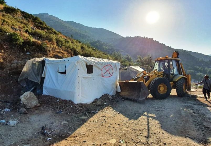  Σάμος:Υπό τον φόβο επεισοδίων απομάκρυναν τις σκηνές του Κέντρου Υποδοχής Προσφύγων (pics,vid)