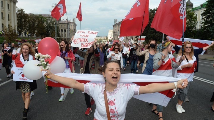  Χιλιάδες άνθρωποι διαδηλώνουν στο Μινσκ και στις άλλες πόλεις κατά του προέδρου Λουκασένκο