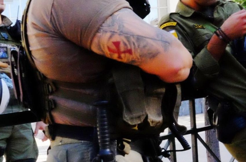  Εικόνες-ΣΟΚ: Αστυνομικοί με ναζιστικά σύμβολα στη δίκη της Χρυσής Αυγής