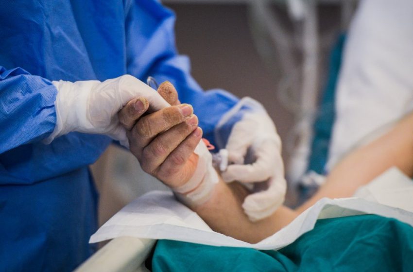  Η συγκλονιστική μαρτυρία  γιατρού που πάλεψε 2 μήνες με τον κοροναϊό ως ασθενής σε ΜΕΘ
