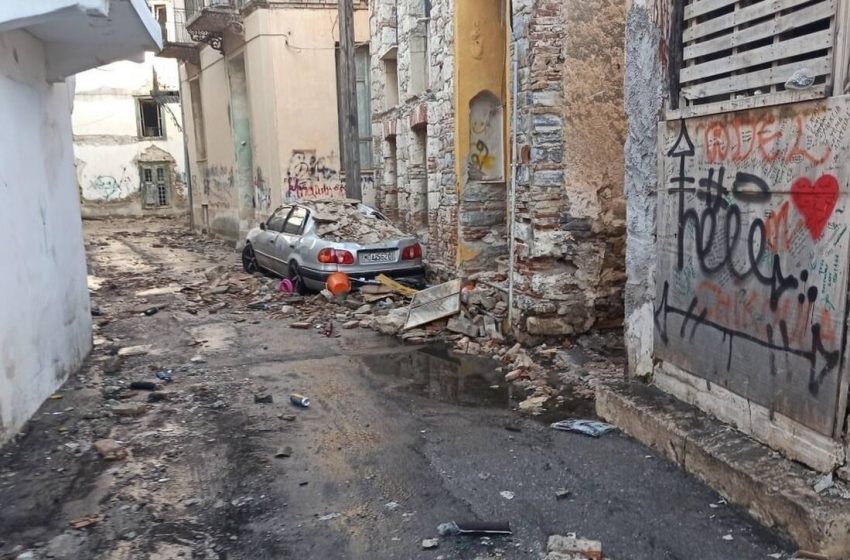  Δραματική η κατάσταση στη Σάμο: Αστεγες 500 οικογένειες – Ερείπια κρέμονται πάνω από πεζούς