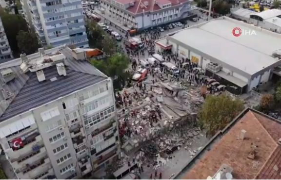  Σμύρνη LIVE Αγωνιώδεις προσπάθειες των σωστικών συνεργείων – Νεκροί, τραυματίες, εγκλωβισμένοι