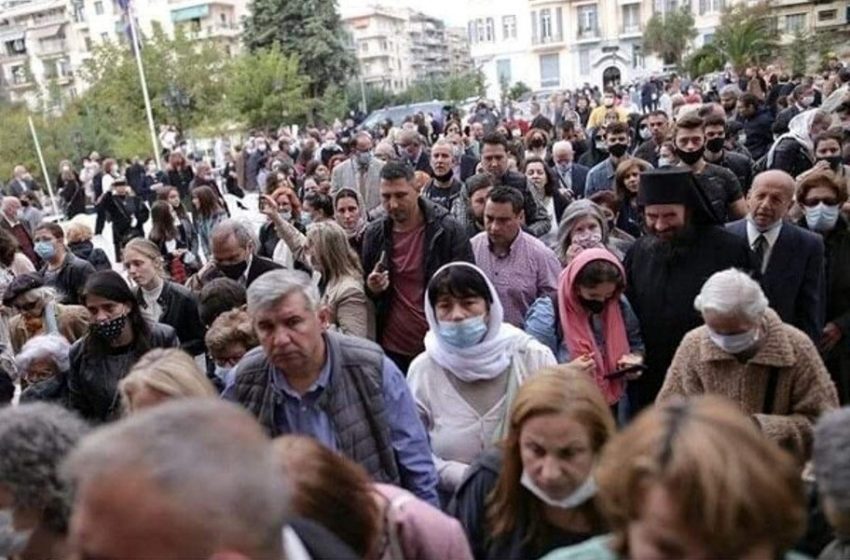  Θεσσαλονίκη: Δεκάδες πιστοί στην λιτανεία του Αγ.Δημητρίου χωρίς κανένα μέτρο