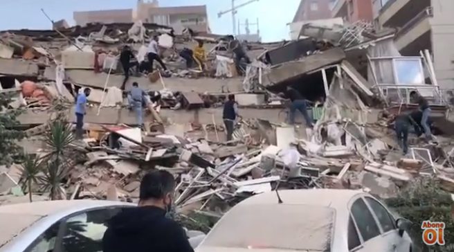  Σεισμός 6,7 Ρίχτερ: Κατέρρευσαν σπίτια στην Σμύρνη – Φόβοι για θύματα (vid)