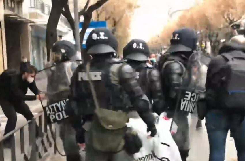  Θεσσαλονίκη: Αστυνομικοί συλλαμβάνουν αδιακρίτως διαδηλωτές για την επέτειο του Πολυτεχνείου