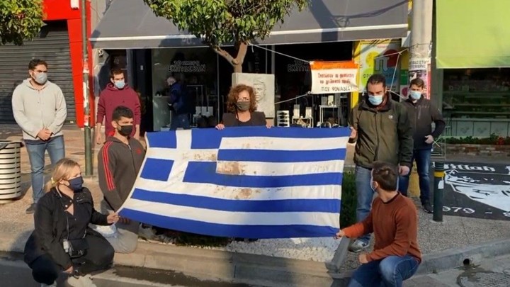  Η μητέρα του Παύλου Φύσσα με την αιματοβαμμένη σημαία (vid)