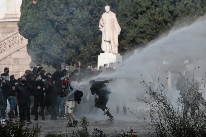  Καρέ -καρέ η επίθεση της αστυνομίας κατά της συγκέντρωσης του ΚΚΕ (εικόνες, vid)