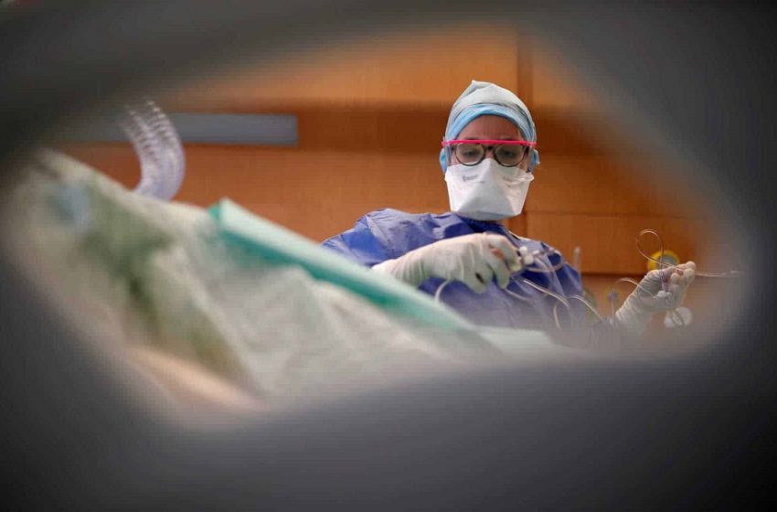  Κοροναϊός: Σενάρια επιστροφής στην “κανονικότητα” με τα νοσοκομεία στα πρόθυρα της κατάρρευσης