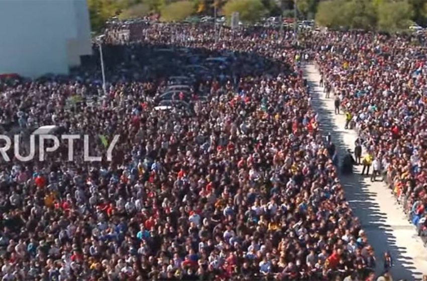  Ασύλληπτο: Χιλιάδες άνθρωποι σε κηδεία Μητροπολίτη-αρνητή που πέθανε από κοροναϊό στο Μαυροβούνιο (vid)
