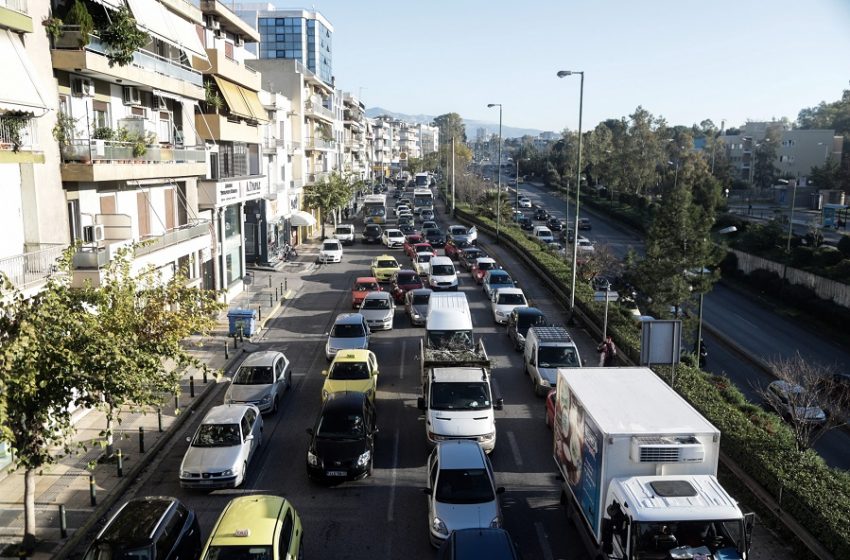  Κυκλοφορικό κομφούζιο στη Μεσογείων – Ατύχημα μπροστά στο ΥΠΕΘΑ