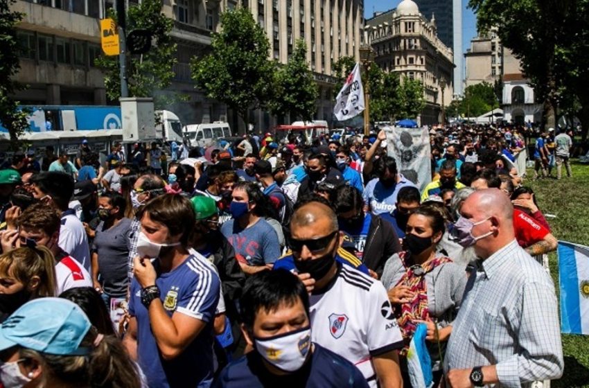  Ποιός κοροναϊός; Περισσότεροι από ένα εκατομμύριο άνθρωποι στο λαϊκό προσκύνημα για τον Μαραντόνα