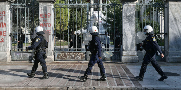  Στα ύψη η πολιτική σύγκρουση για την απαγόρευση συναθροίσεων- ΣΥΡΙΖΑ: “Χουντικής εμπνεύσεως”- Πέτσας: Υπηρέτης δύο αφεντάδων ο Τσίπρας”