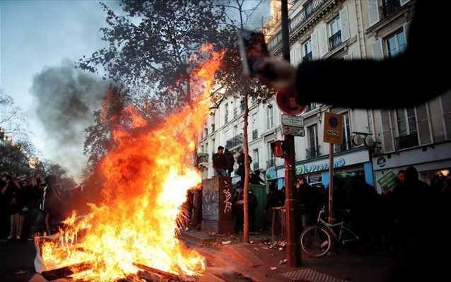  Δακρυγόνα κατά διαδηλωτών για την αστυνομική βία στη Γαλλία