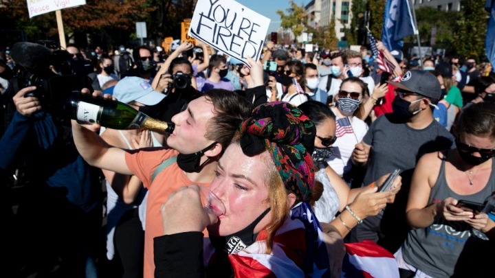  Πλήθος ανθρώπων κατευθύνονται προς τον Λευκό Οίκο για να γιορτάσουν τη νίκη του Τζο Μπάιντεν