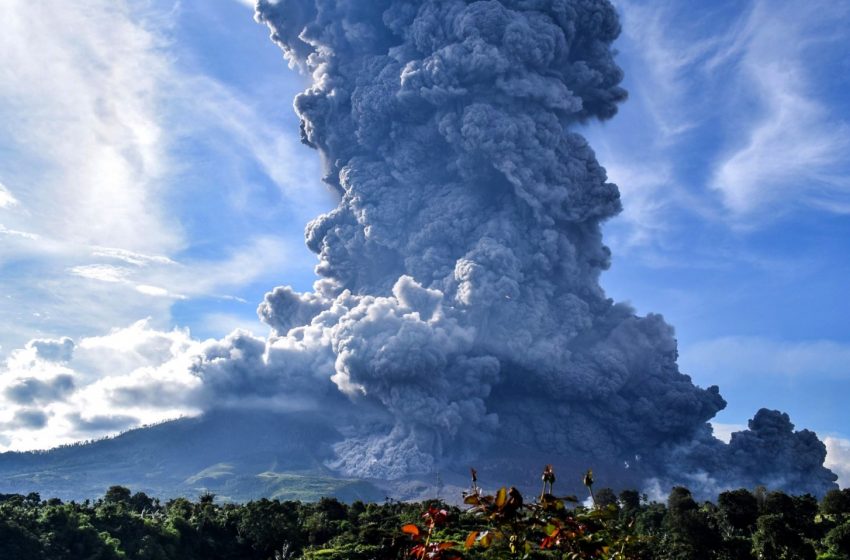  Πήρε… φωτιά το ηφαίστειο Λεβοτόλο στην Ινδονησία