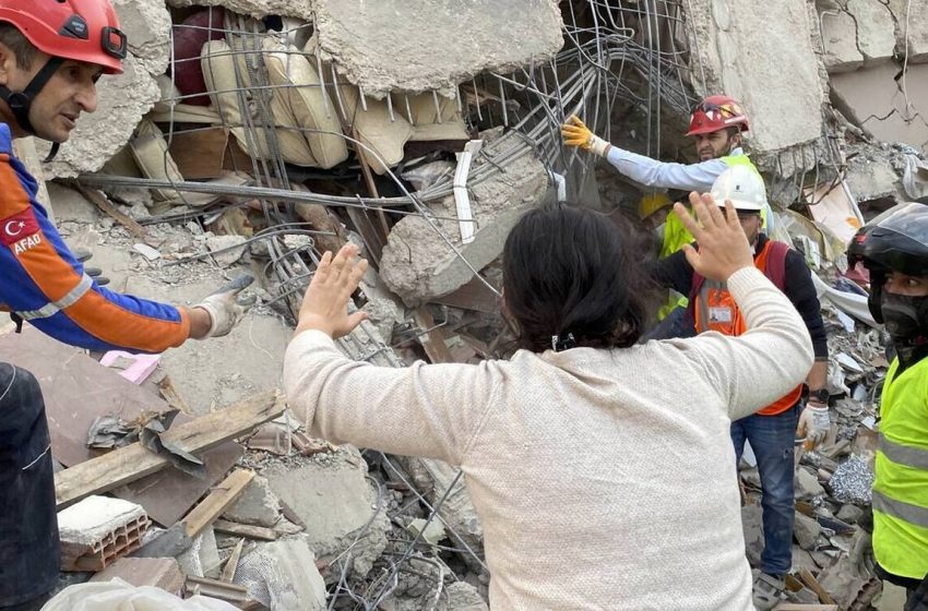 Μάχη με το χρόνο δίνουν οι διασώστες στην Τουρκία – 51 νεκροί, σχεδόν 900 τραυματίες