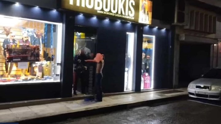  Αγρίνιο: Δοκιμάζουν παντελόνια και μπλούζες έξω από τα μαγαζιά (vid)