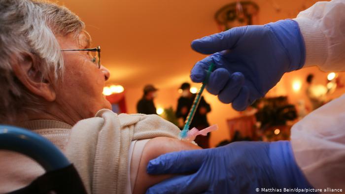  Σε ηλικιωμένους τα πρώτα εμβόλια σε Γερμανία, Δανία, Σουηδία, Πολωνία, Ισπανία- Με παρέμβαση Πάπα εμβολιάζονται άστεγοι