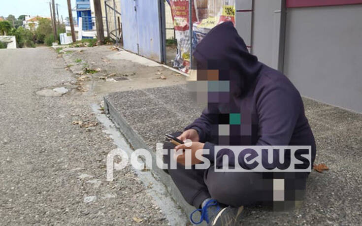  Αμαλιάδα: 12χρονος κάθεται στο πεζοδρόμιο και κάνει τηλεκπαίδευση