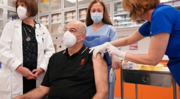  Εμβολιάστηκε ο Νίκος Δένδιας με… μπλουζάκι της Λίβερπουλ