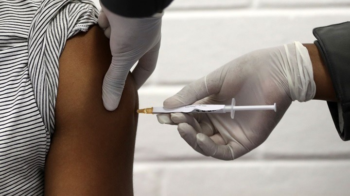  Κοροναϊός: Ποιοι πρέπει να εμβολιασθούν πρώτα; – Διχασμένες οι ΗΠΑ, τι λένε οι ειδικοί