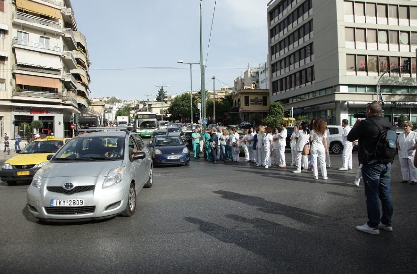  Κλειστή η άνοδος της Κηφισίας – Διαμαρτυρία των εργαζομένων στον Ερυθρό Σταυρό