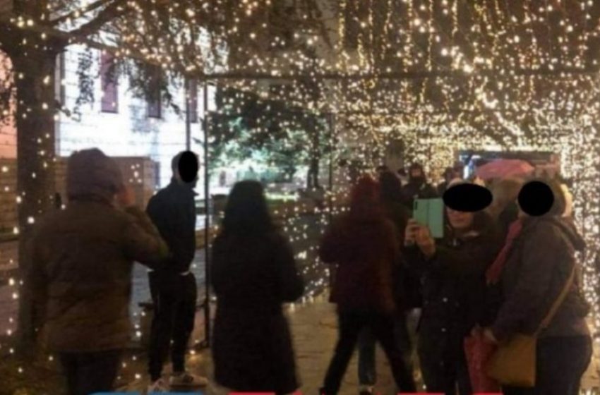  Ιωάννινα: Ξέχασαν τα μέτρα βλέποντας τον στολισμό στην κεντρική πλατεία (pics)