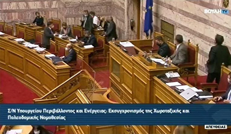  “Έκρηξη” του βουλευτή Γιώργου Βλάχου στη Βουλή – Ανέβηκε στα υπουργικά έδρανα και άρχισε καβγά με τον Υφυπουργό Δ. Οικονόμου (vid)