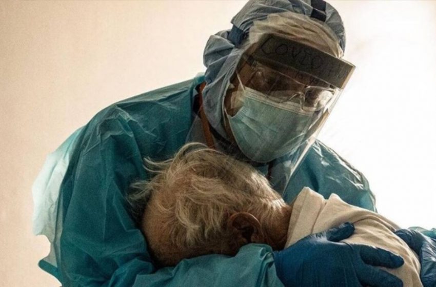  Κοροναϊός: Η φωτογραφία του γιατρού στην ΜΕΘ αγκαλιά με τον ασθενή που έγινε viral