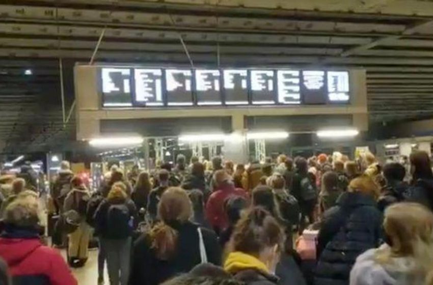  Οι Βρετανοί εγκαταλείπουν το Λονδίνο κατά χιλιάδες μετά το νέο lockdown-  Εικόνες χάους στα τρένα το βράδυ του Σαββάτου (vid)