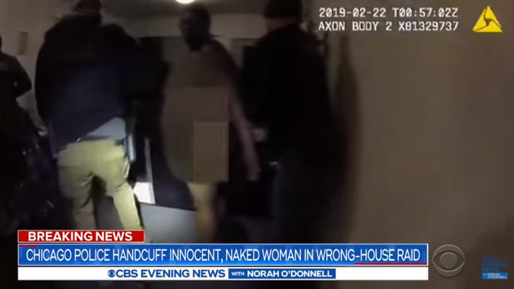  Σάλος με νέο βίντεο: Αστυνομικοί μπούκαραν σε σπίτι και έβαλαν χειροπέδες σε αφροαμερικανίδα την ώρα που είναι γυμνή  (vid)