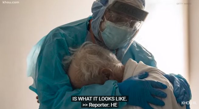  Γιατρός που δουλεύει συνεχώς επί 254 μέρες αγκαλιάζει ασθενή – “Πραγματικά χρειάζονται κάποιον” (vid)