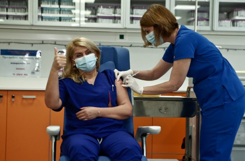  Ξεκίνησαν οι εμβολιασμοί – Η νοσηλεύτρια Ευσταθία Καμπισιούλη έκανε το πρώτο στον Ευαγγελισμό (vid)