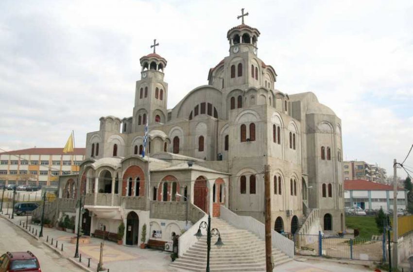  Ιερέας και πιστοί τελούσαν στα κρυφά Θεία Λειτουργία στη Θεσσαλονίκη