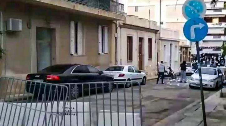  Ένταση και επεισόδια έξω από το Α.Τ. Κολονού. – 4 αστυνομικοί τραυματίστηκαν