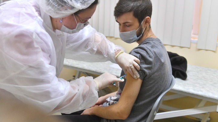  Μόνο σε ηλικιωμένους και ευπαθείς ομάδες η τρίτη δόση του εμβολίου στις ΗΠΑ  – Φόβοι για μυοκαρδίτιδες στους νέους