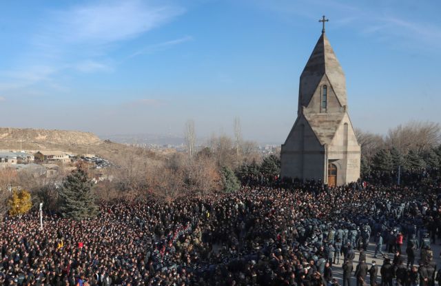 Χιλιάδες αρμένιοι απέτισαν φόρο τιμής στα θύματα της σύρραξης του Ναγκόρνο Καραμπάχ