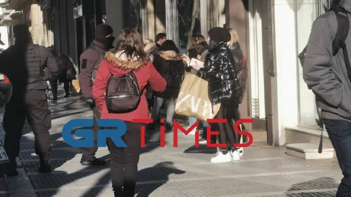  Ουρές με το… καλημέρα στα καταστήματα της Θεσσαλονίκης (εικόνες)