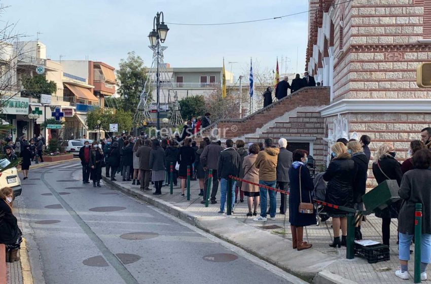  Συνωστισμός και ατελείωτες ουρές στον Άγιο Δημήτριο (εικόνες)