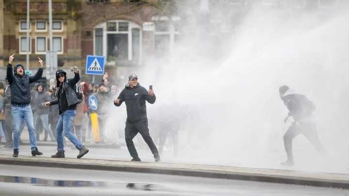  Ολλανδία: Διαδηλώσεις και συγκρούσεις για την απαγόρευση κυκλοφορίας
