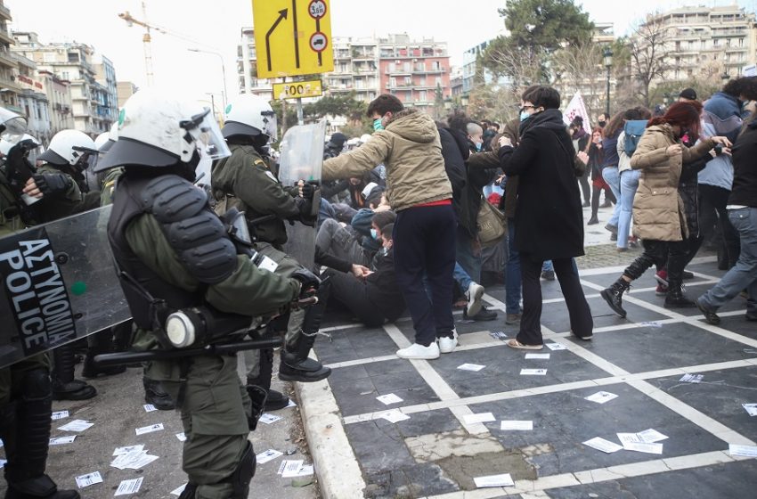  Θεσσαλονίκη: Επεισόδια στο φοιτητικό συλλαλητήριο – Χημικά και προσαγωγές (vids)