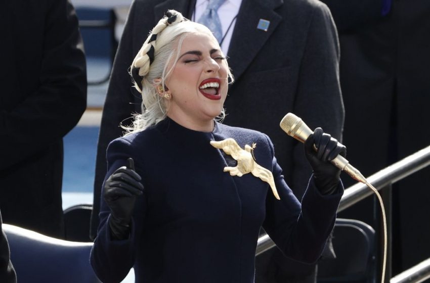  Η Lady Gaga τραγούδησε τον εθνικό ύμνο των ΗΠΑ με χρυσό μικρόφωνο (vid)