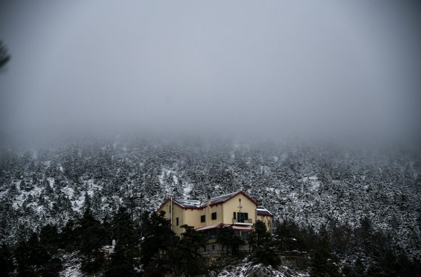  Κλειστή λόγω χιονιά η λεωφόρος Πάρνηθας από το ύψος του τελεφερίκ