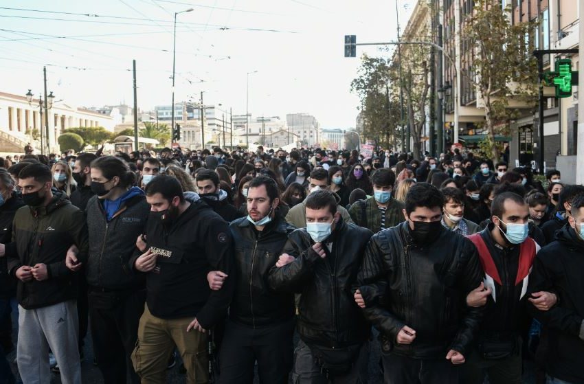  Σε εξέλιξη το συλλαλητήριο στο κέντρο της Αθήνας – “Ούτε αστυνομία ούτε διαγραφές, κάτω τα χέρια από τους φοιτητές”