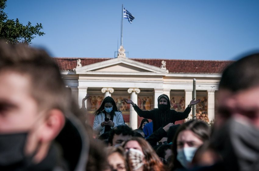  Πανεκπαιδευτικό συλλαλητήριο στα Προπύλαια – Κλείνει ο σταθμός του μετρό “Πανεπιστήμιο”