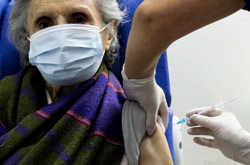  Bloomberg: H Κομισιόν προωθεί το πιστοποιητικό εμβολιασμού – Στόχος η κάλυψη του 70% του πληθυσμού ως το καλοκαίρι