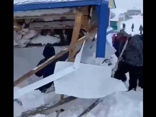  Ρωσία: Χιονοστιβάδα σε χιονοδρομικό κέντρο – Πάνω από 20 εγκλωβισμένοι (vid)