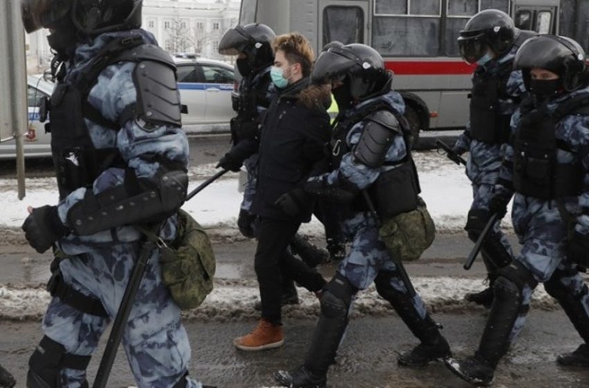  Ρωσία: Τουλάχιστον 500 συλλήψεις στις διαδηλώσεις υπέρ του Ναβάλνι