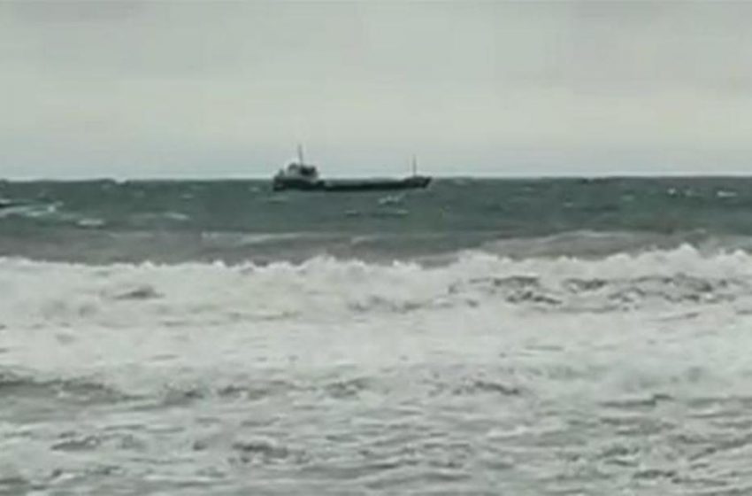  Στο λιμάνι της Χίου ρυμουλκείται το φορτηγό πλοίο που είχε μείνει ακυβέρνητο