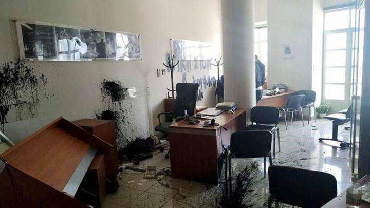  Επίθεση στο γραφείο του Λευτέρη Αυγενάκη (εικόνες)